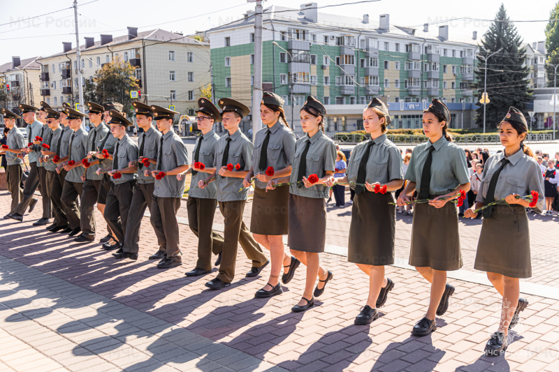 Начальник Главного управления МЧС России по Липецкой области  возложил цветы в дань памяти о героях