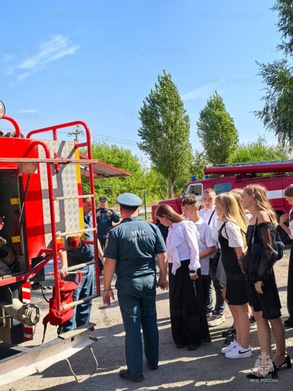 Школьники  посетили пожарно-спасательную часть