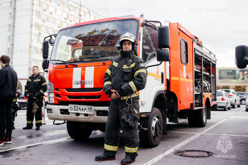 Юных липчан познакомили с работой в спасательном ведомстве на фестивале труда и профессий «Карьера»