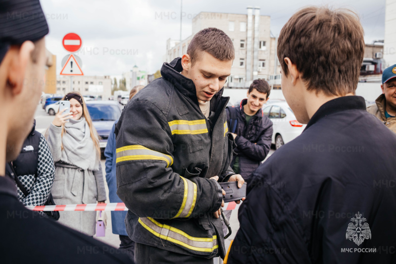 Юных липчан познакомили с работой в спасательном ведомстве на фестивале труда и профессий «Карьера»