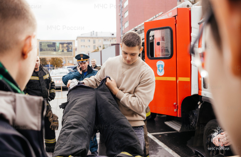 Юных липчан познакомили с работой в спасательном ведомстве на фестивале труда и профессий «Карьера»