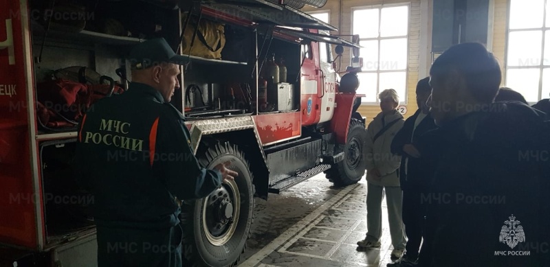 Школьников познакомили с профессией пожарного в спецчасти