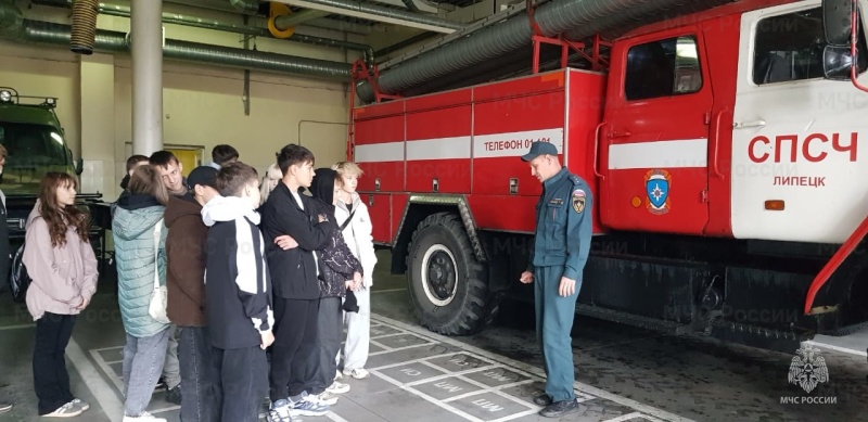 Школьников познакомили с профессией пожарного в спецчасти